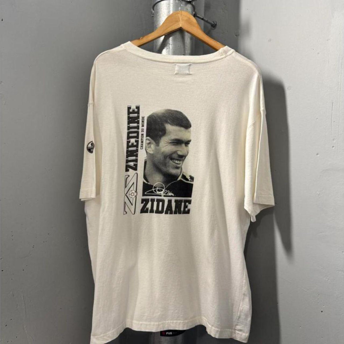 Vintage 1998 Zinedine Zidane Champion Du Monde Football Graphic T-Shirt XL - Image 1