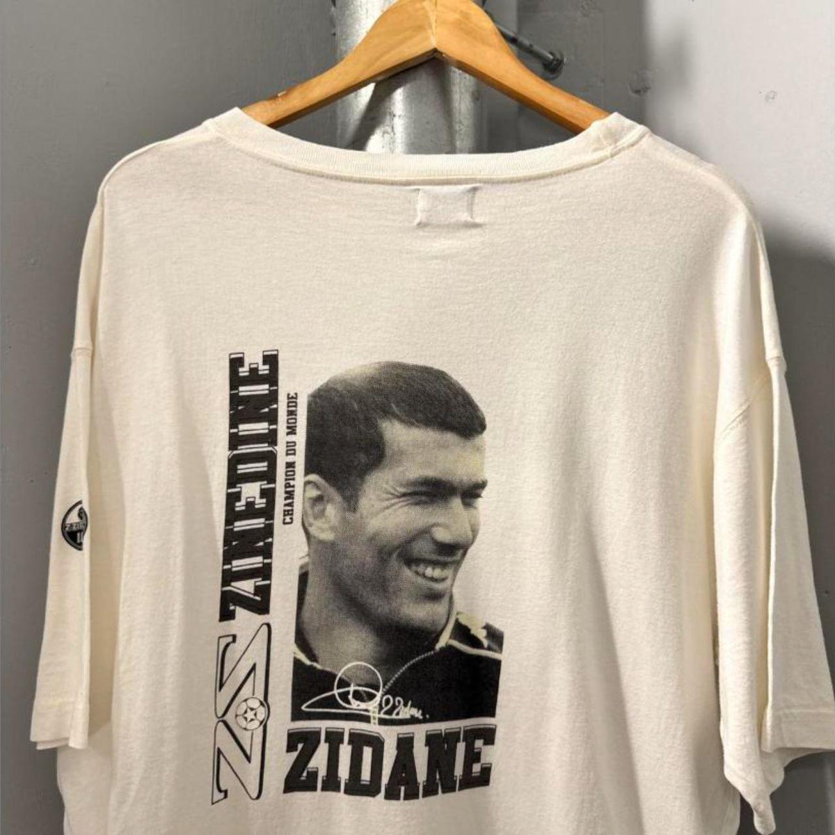Vintage 1998 Zinedine Zidane Champion Du Monde Football Graphic T-Shirt XL - Image 2